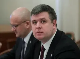 Его самого видимо там же за едой поймали ... и притащили работать ... только в думу