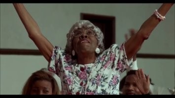 «С Божьей помощью»:  священник одной рукой поднял штангу 200 кг