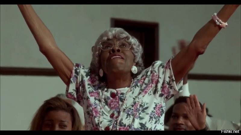 «С Божьей помощью»:  священник одной рукой поднял штангу 200 кг