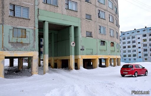 Архитектор попутал немного. Проектировал для Якутска а построили в Москве.