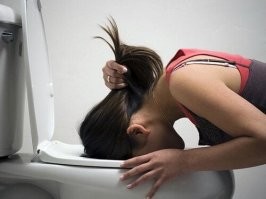 Девушка пытается выпить три рюмки и не сморщиться