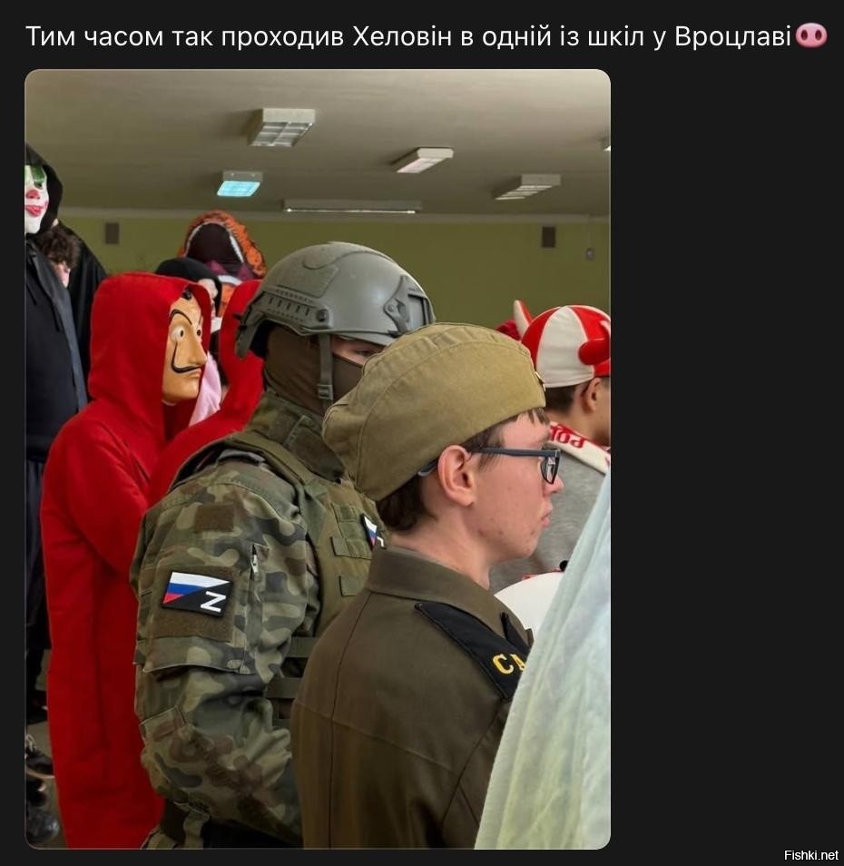 Юмор на грани: парень выбрал образ биотуалета