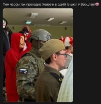 Юмор на грани: парень выбрал образ биотуалета