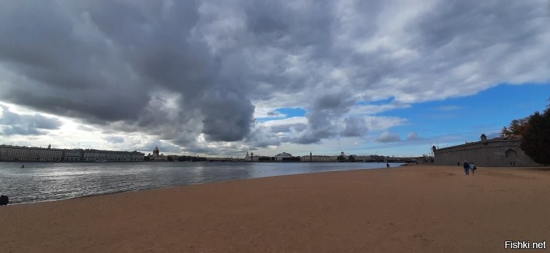 Нормальная там погода.  Брюзжать не надо. Вот первые три Питер и окрестности. Остальные Калининградская область. Прошлые выходные, парк около моего дома.  У природы нет плохой погоды и климата. Надо просто уметь видеть хорошее, а не постоянно мямлить что дождик и сумрачно. Если не нравится такая погода, то чего на Мальдивах не проживаете?