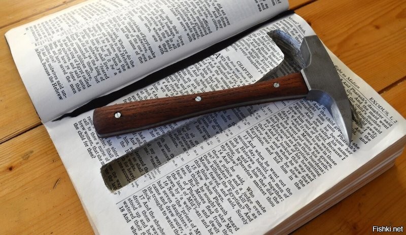 Инструкцию изучает