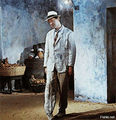 Девушка нашла в магазине деньги и забрала их себе