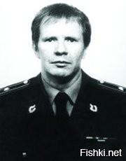 Родной дядя жены , я застал его . Спас и всех своих и людей . 

Матвеев Виктор Владимирович - начальник отделения Специального отряда быстрого реагирования (СОБР) при ГУВД Московской области, майор милиции. Родился 1 сентября 1963 года в городе Байкальске Иркутской области. Русский. Окончил среднюю школу.