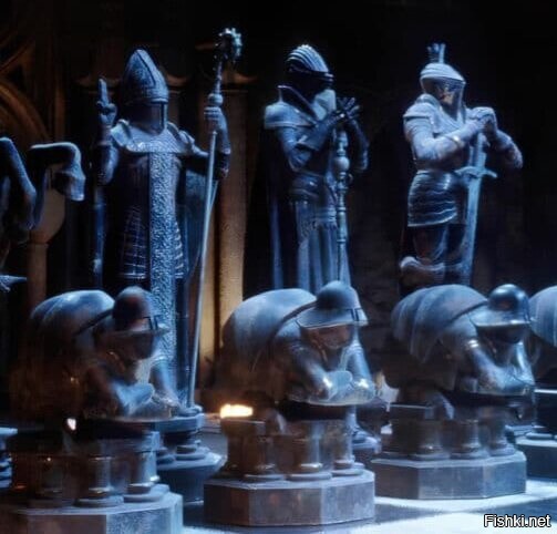 Фигурки хоть и заявленны "точно по мотивам" фильма, но только приблизительно похожи. В фильме очень характерные пешки, здесь же "гопота на кортах" с Алиэкспресса