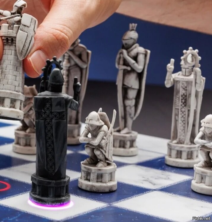 Фигурки хоть и заявленны "точно по мотивам" фильма, но только приблизительно похожи. В фильме очень характерные пешки, здесь же "гопота на кортах" с Алиэкспресса