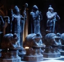 Фигурки хоть и заявленны "точно по мотивам" фильма, но только приблизительно похожи. В фильме очень характерные пешки, здесь же "гопота на кортах" с Алиэкспресса