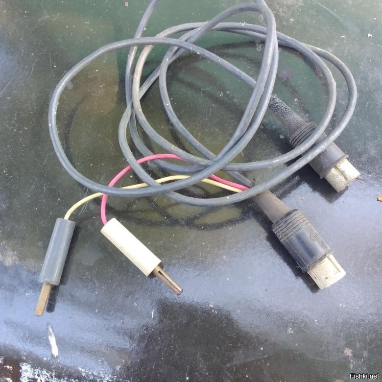 А ещё подключали к телевизору, через кабель с двумя "пальцами", в гнездо "Телефоны", когда шли "Утренняя почта", а уж тем более "Сан-Ремо".
Через такое: