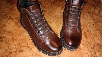 Носок отпида...сил, а задник в говне )))) Вообще не понимаю людей, не умеющих следить за обувью. Мои каждодневные ботинки на данный момент, постоянно выглядят так, это же просто, крем (киви) и щётка (конский волос), всё доступно.