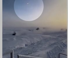 Что я понял по этому короткому видео. 
В минус 62 градуса по Цельсию, перед глазами появляется стрелка курсора.