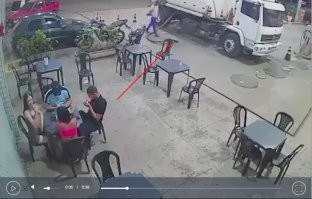 Похоже, что не фуру (где там фура) заправляют топливом, а бензовоз производил слив топлива.