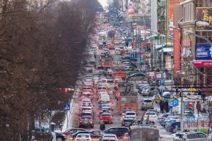 Ну, если не додумывать, интернет знает же:

По данным на 1 января 2025 года, в России на одну тысячу жителей приходится 331 легковой автомобиль. 
banki.ru
При этом показатель отличается в зависимости от региона. Например, в Самарской области на 1 тысячу человек зарегистрировано 364 автомобиля. В Москве и Санкт-Петербурге уровень автомобилизации населения ниже среднероссийского: в столице на одну тысячу человек приходится 313 легковых машин, а в Санкт-Петербурге   329. 
banki.ru
refinanc.ru
Ещё в восьми регионах с крупнейшим автопарком обеспеченность легковым транспортом выше, чем в целом по стране:
в Краснодарском крае   354 машины на одну тысячу жителей;
в Татарстане   351 автомобиль;
в Челябинской области   349 автомобилей;
в Ростовской области   343 автомобиля;
в Нижегородской области   342 автомобиля;
в Свердловской области   339 автомобилей;
в Московской области   338 автомобилей;
в Башкортостане   337 автомобилей.

И это не город, а области в общем. С деревнями и селами. В городе, понятно что плотность машин кратно больше.
У нас в гаи на снятие\постановление на учет машин 18 окон работают 8 часов в день и принимают каждые 15 минут. Там нет свободного времени надо записываться заранее. Если снять и поставить примерно одинаковое количество, по это в день ставится на учет примерно 1000 автомобилей. Каждый рабочий день.

Типичная Пермь: