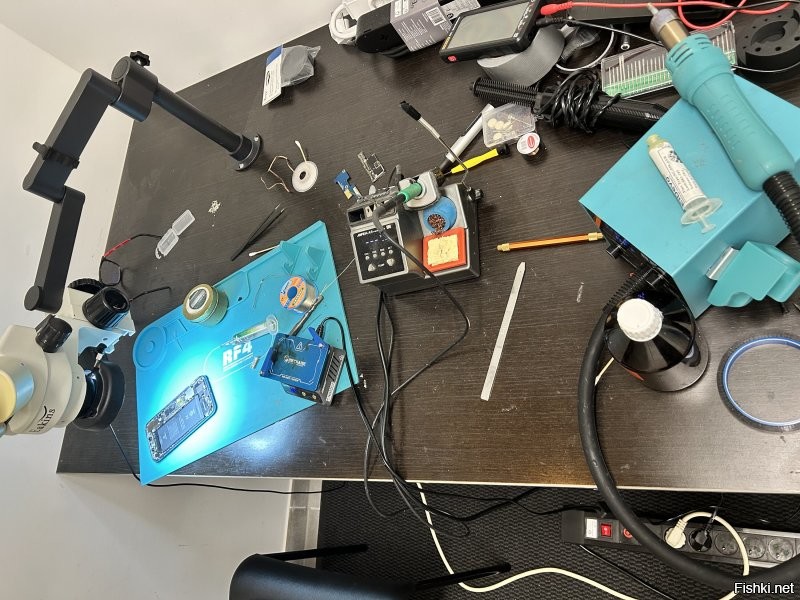 Вот так сына тренирую а у меня в офисе покруче все . Хочет папе подражать :) здесь и с215 и 245 и станция рф и если так глянуть вижу что и вуду у меня украл и другие жидкие низкие сплавы :) кому телефон он паял не знаю :)