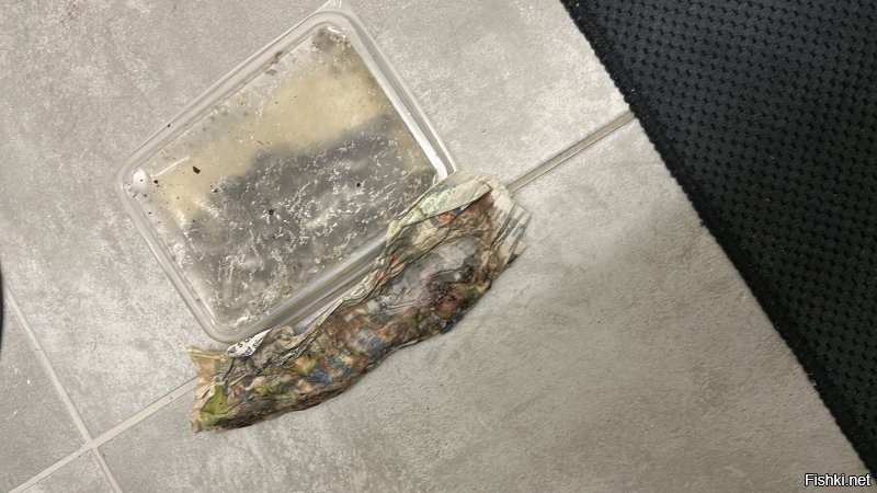 Шпули , по 350 метров . Вот черви и тапы , тапы сам делаю в морской соли потом морожу . Один сейчас позвонил говорит дай граммов 300 :) . Есть одна проблема этому я не дам червей , я когда в море не выходил мне врачи сказали гулять , я и гулял с помпой у моря  . Честно у жены шок , спросила и где все эти черви у нас были :))))))) я сейчас взвесил это почти 3 кг :)