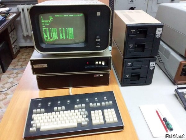 В 1985 году я начинал с вот такой "Электроники-60"