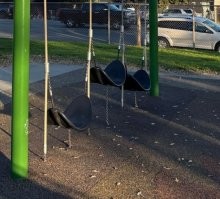 Не-а, посмотрите внимательнее. Канаты зафиксированы в земле, да и сами гамаки тоже фиксируются внизу цепями. Так что да, это детские гамаки.