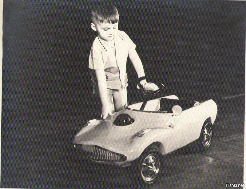 когда- то  довелось мне попозировать для вднх..батя с коллегами разрабытавали мечту пацанов 70-х..работала от мотоаккумулятора..тачка-огонь!