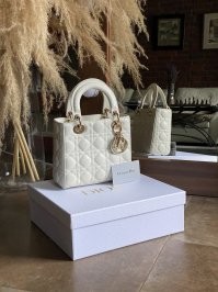 Сумка Lady Dior белая купить в Москве за 150000.00 руб (с)
А у нас такие еще в 80-х прошлого века продавались и доступны для всех...