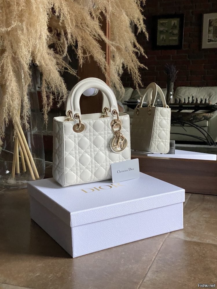 Сумка Lady Dior белая купить в Москве за 150000.00 руб (с)
А у нас такие еще в 80-х прошлого века продавались и доступны для всех...