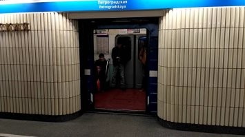 В московском метро пенсионерка толкнула 13-летнюю девочку на пути