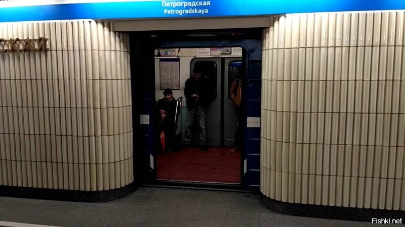 В московском метро пенсионерка толкнула 13-летнюю девочку на пути