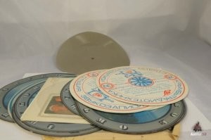 А в салоне звукозаписи (который за пальмами), можно было записать вот такое "звуковое письмо".