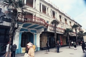 А в салоне звукозаписи (который за пальмами), можно было записать вот такое "звуковое письмо".