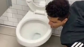 >> 16. Очень натурально смотрится
Этот еще в 2020 году ободок унитаза лизнул.