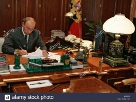 Ну, если пространство позволяет, почему-бы и нет? Письменный прибор Путина видели? А это всего-лишь подставка для ручек.