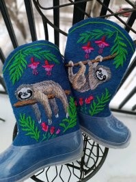 По моему разумению, одежда должна (по нисходящей): 1)выполнять свою функцию, 2)быть удобной, 3)быть красивой. Есль джинсы с дырками, брюки короткие, майка выше пупа - нафиг, п.1. Пусть оно будет трижды красивое. Абсолютный хит - валенки.