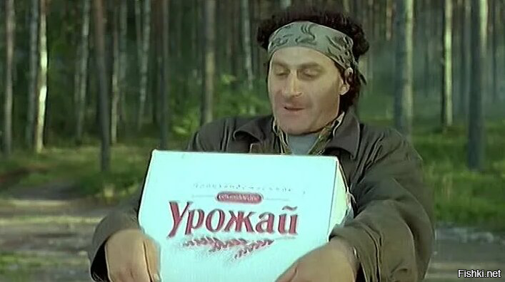 Мужчина шагает с подводной лодки на другой корабль в открытом море