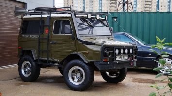 Жалко у нас, после развала Союза, тему с ЛуАЗ-ами перестали развивать.  На мой взгляд, что Луаз, что Буханка - обе концепции имеют огромный потенциал на рынке, при грамотной модернизации современными компонентами,  пересмотром эргономики, и серьёзным контролем качества выпускаемой продукции.  
Но нет, наши смотрят чего бы с китайцев слизать, или вообще лучше табличку переклеить и продавать как Москвич, хотя вроде, бери и делай, благо родной народ уже столько самоделок наклепал, бери только и внедряй - базовую модель и множество вариантов кастомизации и наборов тюнинга.  Какую хочешь, такую и заказывай, хоть с с завода с нужным обвесом, хоть сам пересобирай под настроение.
Пошли бы своим путём, делали б свои внедорожники на весь мир, с колоритом и изюминкой, угловатые, брутальные и харизматичные.  Но, что-то мешает, сидим смотрим, как люди в других странах планируют выпускать, то что у нас было 60 лет назад, и вместо своего собственного - пытаемся.. а я  даже не понимаю, что пытаются делать наши чиновники в обнимку с автопроизводителями, они просто в тупую бабки воруют и наживаются на введении заградительных пошлин. Какой-то работы над своим продуктом, я не вижу.