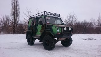 Жалко у нас, после развала Союза, тему с ЛуАЗ-ами перестали развивать.  На мой взгляд, что Луаз, что Буханка - обе концепции имеют огромный потенциал на рынке, при грамотной модернизации современными компонентами,  пересмотром эргономики, и серьёзным контролем качества выпускаемой продукции.  
Но нет, наши смотрят чего бы с китайцев слизать, или вообще лучше табличку переклеить и продавать как Москвич, хотя вроде, бери и делай, благо родной народ уже столько самоделок наклепал, бери только и внедряй - базовую модель и множество вариантов кастомизации и наборов тюнинга.  Какую хочешь, такую и заказывай, хоть с с завода с нужным обвесом, хоть сам пересобирай под настроение.
Пошли бы своим путём, делали б свои внедорожники на весь мир, с колоритом и изюминкой, угловатые, брутальные и харизматичные.  Но, что-то мешает, сидим смотрим, как люди в других странах планируют выпускать, то что у нас было 60 лет назад, и вместо своего собственного - пытаемся.. а я  даже не понимаю, что пытаются делать наши чиновники в обнимку с автопроизводителями, они просто в тупую бабки воруют и наживаются на введении заградительных пошлин. Какой-то работы над своим продуктом, я не вижу.