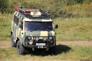 Жалко у нас, после развала Союза, тему с ЛуАЗ-ами перестали развивать.  На мой взгляд, что Луаз, что Буханка - обе концепции имеют огромный потенциал на рынке, при грамотной модернизации современными компонентами,  пересмотром эргономики, и серьёзным контролем качества выпускаемой продукции.  
Но нет, наши смотрят чего бы с китайцев слизать, или вообще лучше табличку переклеить и продавать как Москвич, хотя вроде, бери и делай, благо родной народ уже столько самоделок наклепал, бери только и внедряй - базовую модель и множество вариантов кастомизации и наборов тюнинга.  Какую хочешь, такую и заказывай, хоть с с завода с нужным обвесом, хоть сам пересобирай под настроение.
Пошли бы своим путём, делали б свои внедорожники на весь мир, с колоритом и изюминкой, угловатые, брутальные и харизматичные.  Но, что-то мешает, сидим смотрим, как люди в других странах планируют выпускать, то что у нас было 60 лет назад, и вместо своего собственного - пытаемся.. а я  даже не понимаю, что пытаются делать наши чиновники в обнимку с автопроизводителями, они просто в тупую бабки воруют и наживаются на введении заградительных пошлин. Какой-то работы над своим продуктом, я не вижу.