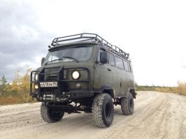 Жалко у нас, после развала Союза, тему с ЛуАЗ-ами перестали развивать.  На мой взгляд, что Луаз, что Буханка - обе концепции имеют огромный потенциал на рынке, при грамотной модернизации современными компонентами,  пересмотром эргономики, и серьёзным контролем качества выпускаемой продукции.  
Но нет, наши смотрят чего бы с китайцев слизать, или вообще лучше табличку переклеить и продавать как Москвич, хотя вроде, бери и делай, благо родной народ уже столько самоделок наклепал, бери только и внедряй - базовую модель и множество вариантов кастомизации и наборов тюнинга.  Какую хочешь, такую и заказывай, хоть с с завода с нужным обвесом, хоть сам пересобирай под настроение.
Пошли бы своим путём, делали б свои внедорожники на весь мир, с колоритом и изюминкой, угловатые, брутальные и харизматичные.  Но, что-то мешает, сидим смотрим, как люди в других странах планируют выпускать, то что у нас было 60 лет назад, и вместо своего собственного - пытаемся.. а я  даже не понимаю, что пытаются делать наши чиновники в обнимку с автопроизводителями, они просто в тупую бабки воруют и наживаются на введении заградительных пошлин. Какой-то работы над своим продуктом, я не вижу.