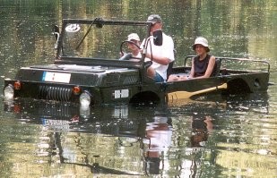 Жалко у нас, после развала Союза, тему с ЛуАЗ-ами перестали развивать.  На мой взгляд, что Луаз, что Буханка - обе концепции имеют огромный потенциал на рынке, при грамотной модернизации современными компонентами,  пересмотром эргономики, и серьёзным контролем качества выпускаемой продукции.  
Но нет, наши смотрят чего бы с китайцев слизать, или вообще лучше табличку переклеить и продавать как Москвич, хотя вроде, бери и делай, благо родной народ уже столько самоделок наклепал, бери только и внедряй - базовую модель и множество вариантов кастомизации и наборов тюнинга.  Какую хочешь, такую и заказывай, хоть с с завода с нужным обвесом, хоть сам пересобирай под настроение.
Пошли бы своим путём, делали б свои внедорожники на весь мир, с колоритом и изюминкой, угловатые, брутальные и харизматичные.  Но, что-то мешает, сидим смотрим, как люди в других странах планируют выпускать, то что у нас было 60 лет назад, и вместо своего собственного - пытаемся.. а я  даже не понимаю, что пытаются делать наши чиновники в обнимку с автопроизводителями, они просто в тупую бабки воруют и наживаются на введении заградительных пошлин. Какой-то работы над своим продуктом, я не вижу.