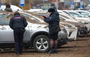 Вот, стоят с повреждением на полтора миллиона. Нет, я не против, что люди деньги получат на ремонт, но узаконенное кидалово остальных водителей бесит.