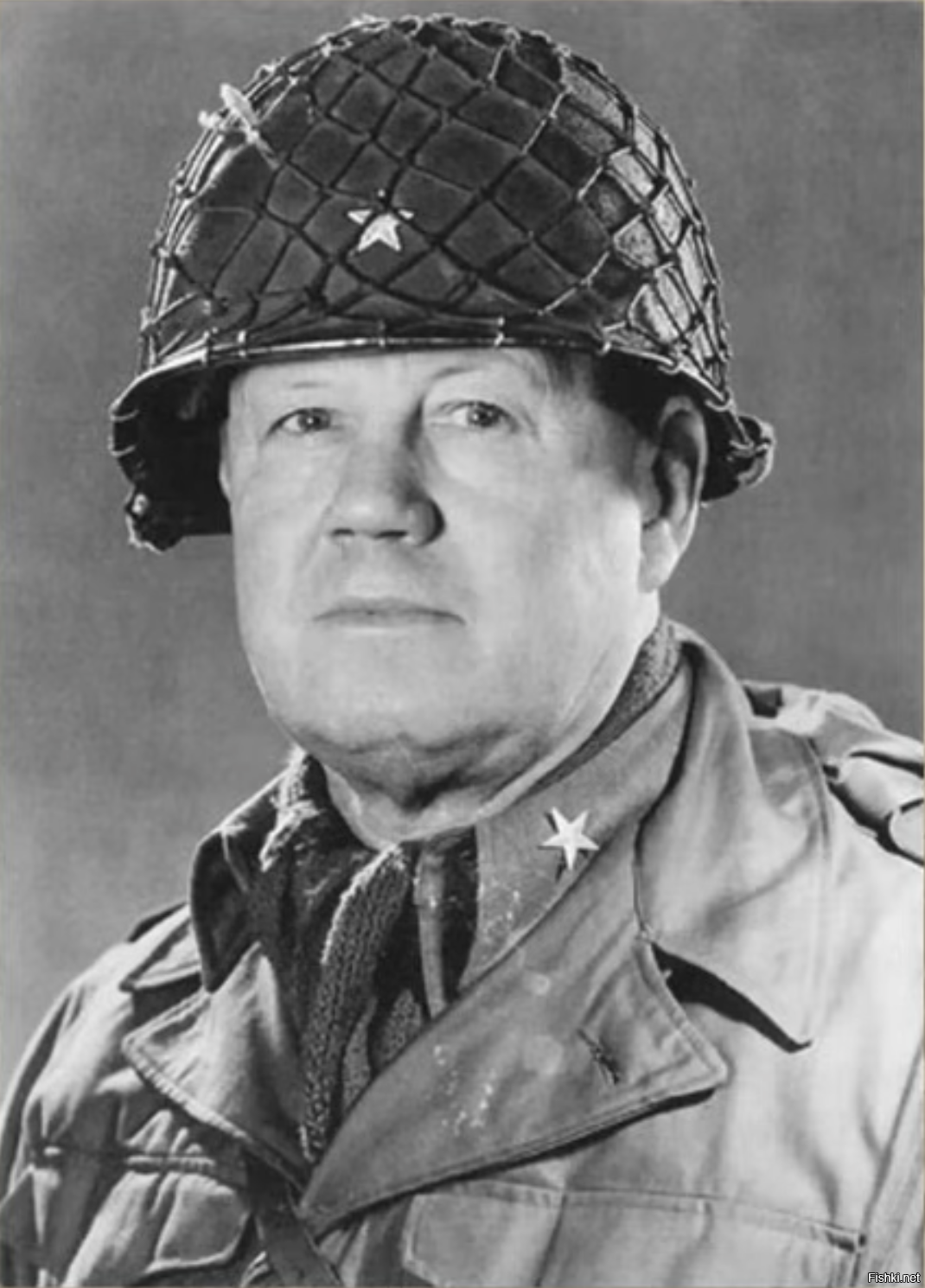 Офицеры не имели знаков различия на рукавах - они были на погонах, петлицах и на касках.