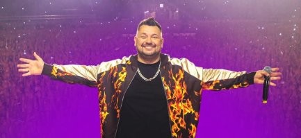 Да не огребешь! Каждому свое...Твое, это видимо что то типа фанерного жиробаса и группы "Руки вверх"! А может и лупоглазого "зайки"...