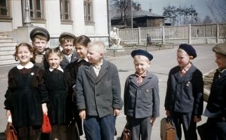 У остальных была галимая коричневая
=================
Во первых - предидущая форма была не коричневой, а серой.
Во вторых - пожалуйста, найдите фото 1982-85 годов в такой серой форме.
Я носил ее до 1975 года.
К 1977 году были переодеты в новую все школьники-мальчики.

Вы палитесь на незнаниях реалий того времени.