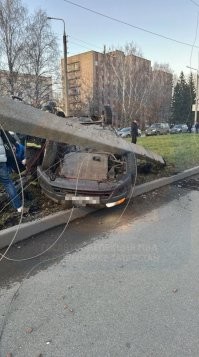 У него шины передние стоят задом наперед, вот такой он и водитель....
