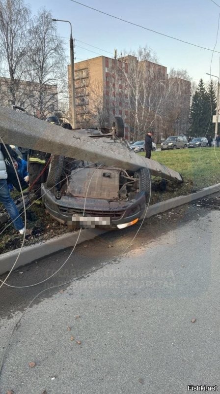 У него шины передние стоят задом наперед, вот такой он и водитель....