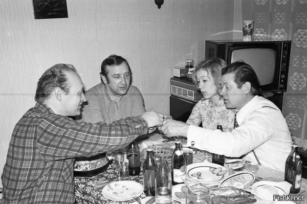 №14 Вроде конец 70-х. Среднего достатка граждане "достали" где-то  "пильзенского пива" и с удовольствием его попивают и закусывают.

Потом детишек спать и пришло время чего-то покрепче