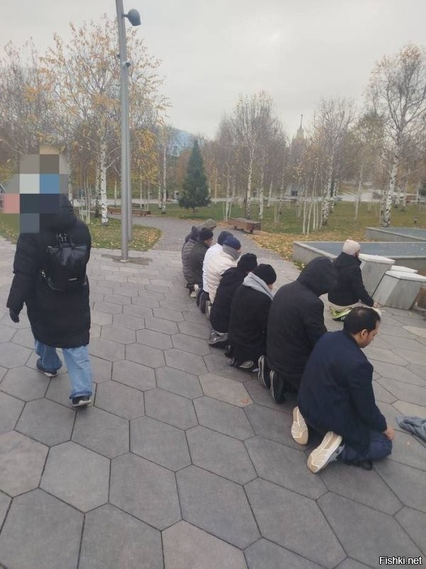 Порадуемся конечно всё за Швецию дружно. Какие они там все идиоты, навели себе бармалеев... А посмотреть что в России происходит уже не?? Вот вам парк Зарядье, Москва, центрее некуда, как день назад всего...