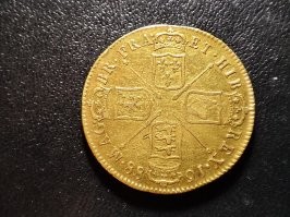 Купюры? Да кому эта макулатура нужна, когда есть такие?))