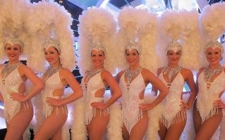 Посмотрите.
Девицы просто божественны в их танцах!!!
Это лучший фильм, где натуральные женщины в натуральных танцах!!!
Без силикона и силиката