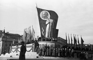 А почему только бюст? 

Любители "восстановления  исторических названий" должны добиваться восстановления оригинального памятника Сталину, стоявшего некогда в центре Свердловска.